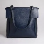 کیف دوشی چرم زنانه سورمه‌ای مدل آنا با طراحی ساده و رسمی از برند دراتی