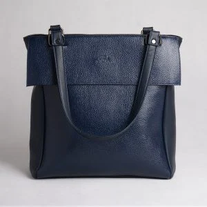 کیف دوشی چرم زنانه سورمه‌ای مدل آنا با طراحی ساده و رسمی از برند دراتی