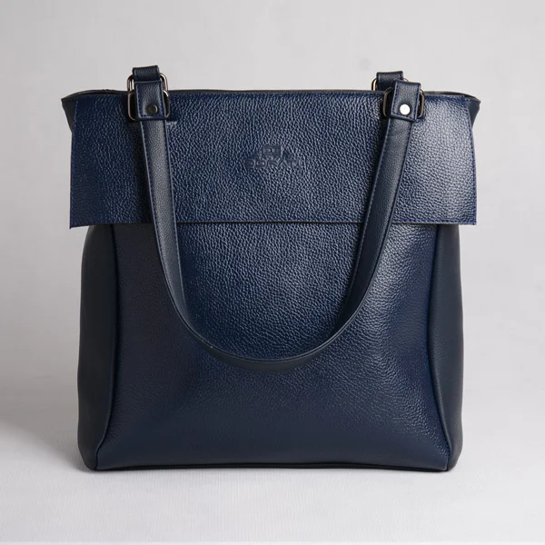 نمای پشتی کیف زنانه آنا با جیب زیپی و دستههای بلند قابل استفاده روزمره کیف دوشی چرم زنانه سورمهای مدل آنا با طراحی ساده و رسمی از برند دراتی