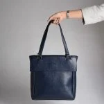 نمای پشتی کیف زنانه آنا با جیب زیپی و دسته‌های بلند قابل استفاده روزمره