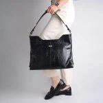 استایل شیک زنانه با کیف دوشی چرم مدل لونا مناسب برای محیط‌های رسمی