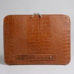 کیف چرم مردانه فولدر 892 قهوه‌ای عسلی، با بند دستی و زیپ مقاوم برای امنیت بیشتر