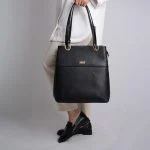 کیف چرم زنانه موکا در دست