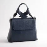 نمای روبرو از کیف چرم زنانه سبز با دسته متقاطع