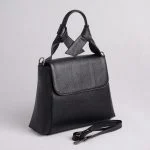 نمای بسته کیف چرمی زنانه با درپوش مغناطیسی