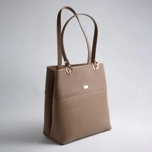 فضای داخلی کیف زنانه چرم موکا با محفظه زیپ‌دار و جیب‌های کاربردی