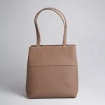 کیف زنانه چرمی شانه‌ای مدل موکا در دو رنگ مشکی و قهوه‌ای مناسب استایل‌های روزانه