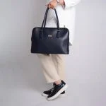 کیف زنانه چرم ویولت به رنگ سورمه ای در دست مدل