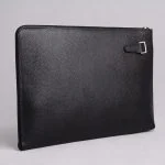 نمایی از کیف چرم مشکی ساده مناسب برای جلسات و محیط‌های اداری