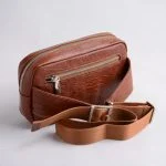 نمای نزدیک کیف چرم مردانه کمری 035 با چرم طبیعی گاوی طرح لیزارد به رنگ قهوه‌ای و بند کمری قابل تنظیم