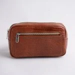 جزئیات دوخت و زیپ کیف چرم مردانه کمری 035، ساخته‌شده از چرم طبیعی با بافت لیزارد