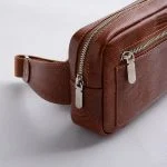 جزئیات دوخت و زیپ کیف چرم مردانه کمری 035، ساخته‌شده از چرم طبیعی با بافت لیزارد