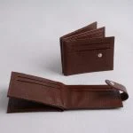 تصویر جاکارتی مردانه قهوه‌ای روی سطح سفید