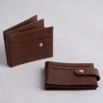 نمای روبرو از جاکارتی قهوه‌ای چرمی با دکمه فلزی