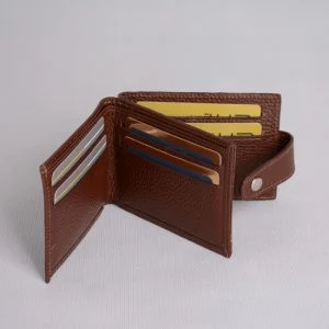 جاکارتی چرمی مردانه در حالت باز و دکمه‌دار دراتی