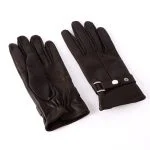 جزئیات بند و برش ظریف دستکش چرم زنانه رنگ قهوه‌ای