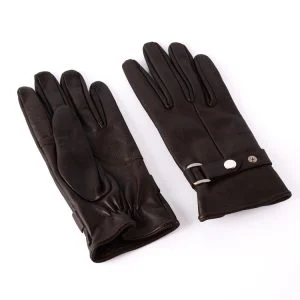 جزئیات بند و برش ظریف دستکش چرم زنانه رنگ قهوه‌ای