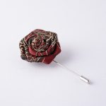 روزت (گل سینه) هماهنگ با کراوات لوکس مردانه با طرح سلطنتی