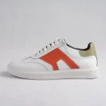 کلوزآپ طراحی قرمز رنگ روی بدنه کناری کفش