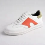 جفت کفش زنانه روی زمینه سفید با نور ملایم