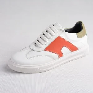 جفت کفش زنانه روی زمینه سفید با نور ملایم