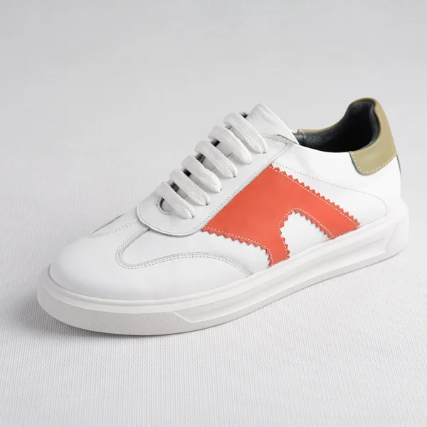 کفش-زنانه-2004-03 جفت کفش زنانه روی زمینه سفید با نور ملایم