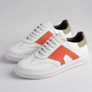 نمای سه‌رخ از کفش کتونی زنانه با ترکیب سفید و قرمز