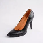 نمای ۴۵ درجه از کفش پاشنه‌دار زنانه چرم مشکی