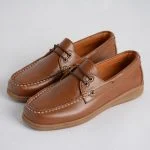 نمای نزدیک از طراحی مینیمال رویه کفش کالج کرمی