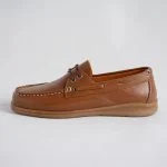 نمای جانبی کفش زنانه چرمی با رنگ‌بندی روشن