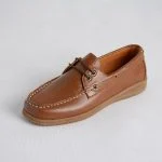 نمای جانبی کفش زنانه چرمی با رنگ‌بندی روشن