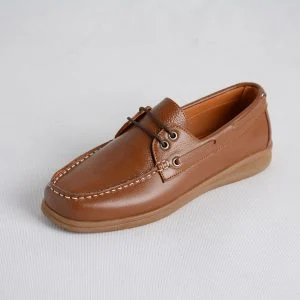 نمای جانبی کفش زنانه چرمی با رنگ‌بندی روشن