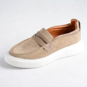 نمای جانبی کفش زنانه چرمی با رنگ‌بندی روشن