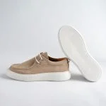 جفت کفش کالج زنانه روی سطح سفید با نور طبیعی