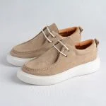 نمای نزدیک از بافت چرم طبیعی روی کفش کرمی