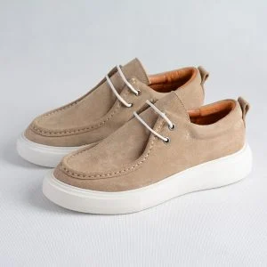 نمای نزدیک از بافت چرم طبیعی روی کفش کرمی