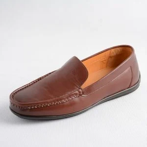 کفش کالج مردانه چرم رنگ قهوه ای عسلی در پس‌زمینه سفید