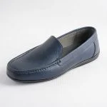 نمای اریب از کفش کالج چرم سورمه ای مردانه با زمینه روشن