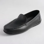 نمای اریب از کفش کالج چرم مشکی مردانه با زمینه روشن