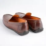 نمای بسته از دوخت ظریف کفش کالج رویه چرم طبیعی