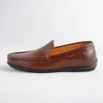 کفش کالج مردانه چرم رنگ قهوه ای عسلی در پس‌زمینه سفید