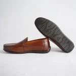 کفش کالج مردانه چرم رنگ قهوه ای عسلی در پس‌زمینه سفید