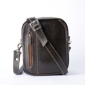 نمای روبرو از کیف چرم مردانه دراتی با رنگ قهوه‌ای و جیب زیپی