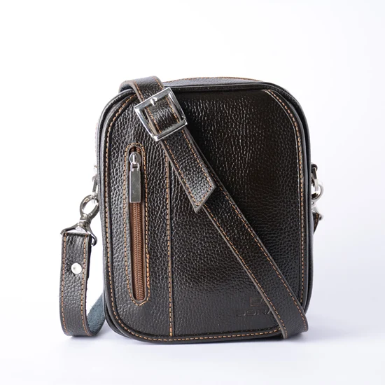 کیف-دوشی-مردانه-دراتی-04 نمای روبرو از کیف چرم مردانه دراتی با رنگ قهوهای و جیب زیپی