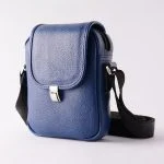 نمای سه‌رخ کیف دوشی مردانه آبی با قفل فلزی و بند مشکی