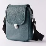 کیف سبز چرمی مردانه مدل ۱۳۵۸ از زاویه سه‌رخ