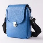 کیف چرم آبی روشن با طراحی کلاسیک و قفل فلزی نقره‌ای