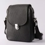 نمای نزدیک کیف مشکی با بافت پانچ‌دار و قفل فلزی