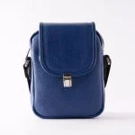 نمای سه‌رخ کیف دوشی مردانه آبی با قفل فلزی و بند مشکی