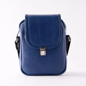 نمای سه‌رخ کیف دوشی مردانه آبی با قفل فلزی و بند مشکی